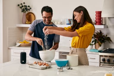 JBL Link Portable Wi-Fi høyttaler med ladestasjon (sort)