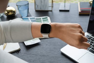 Fitbit Sense smartklokke (lunar white/soft gold rustfritt stål)
