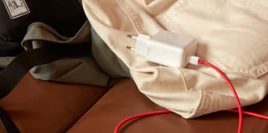 OnePlus Warp Charge 65 strømadapter (hvit)