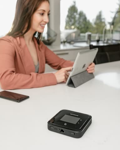 Nighthawk M5 5G WiFi 6 MR5200 mobil router