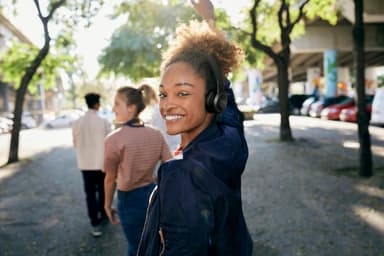 JBL LIVE 460NC trådløse on-ear hodetelefoner (sort)