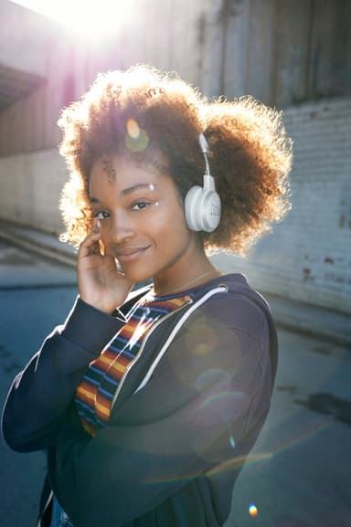 JBL LIVE 460NC trådløse on-ear hodetelefoner (hvit)