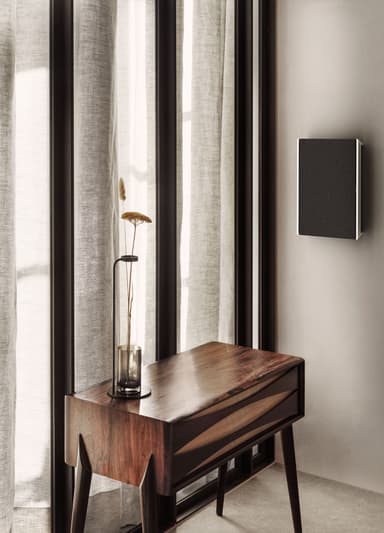 B&O Beosound Level trådløs høyttaler med Google Assistant (naturell)