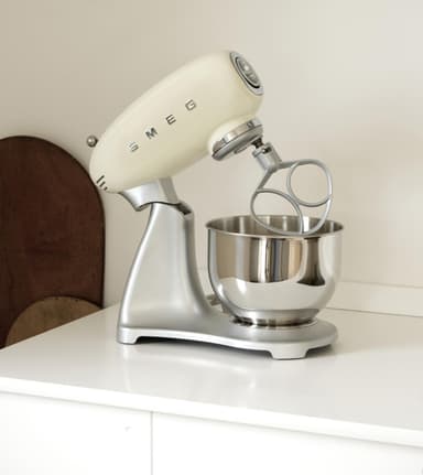 Smeg kjøkkemaskin SMF01CREU (kremhvit)
