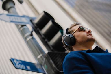 JBL Tour One trådløse around-ear hodetelefoner (sort)