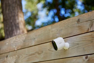Arlo Pro 4 trådløst 2K QHD kamera 1 pakning (hvit)