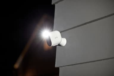 Arlo Pro 4 trådløst 2K QHD kamera 1 pakning (hvit)