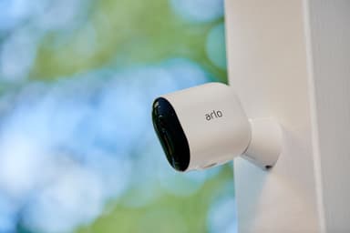 Arlo Pro 4 trådløst 2K QHD kamera 1 pakning (hvit)