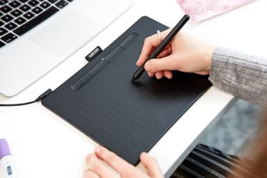 Wacom Intuos M Bluetooth tegneplate (sort)
