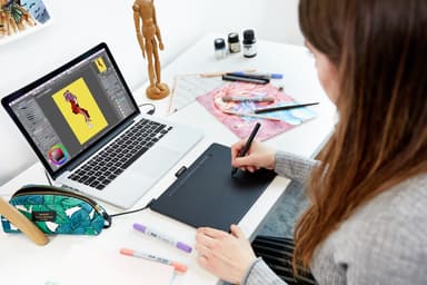 Wacom Intuos M Bluetooth tegneplate (sort)