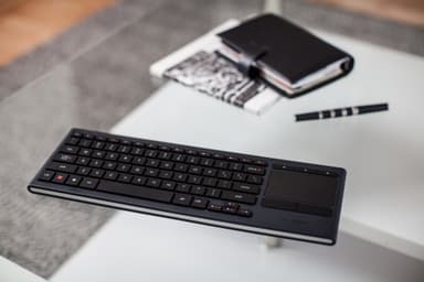 Logitech K830 trådløst tastatur (sort)