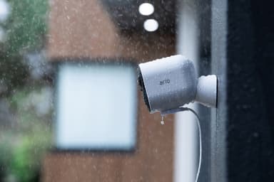 Arlo Ultra 2 4K trådløst sikkerhetskamera (2-pakning, hvit)
