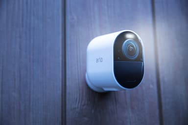 Arlo Ultra 2 4K trådløst sikkerhetskamera (4-pakning, hvit)