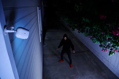 Arlo Essential Spotlight trådløst FHD smartkamera (hvit)