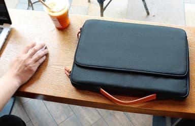 Dataveske 13,3   med bagasjebelte Sort
