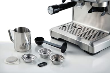 Espressomaskin i metall, med kvern