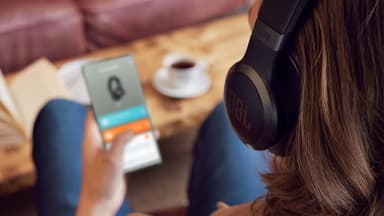 JBL Live 775NC trådløse around-ear hodetelefoner (sort)