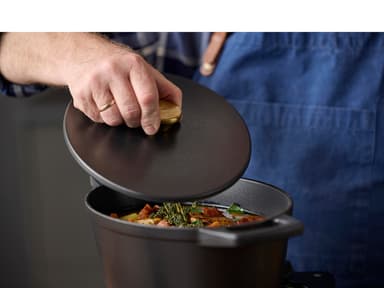 HOLM Cast iron pot Dia 22,5 x 11 cm 3,6 liter Black