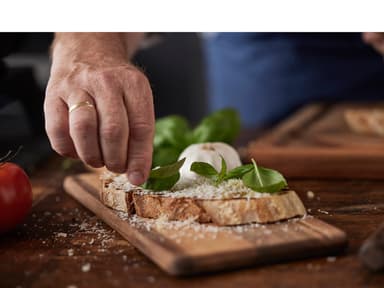 HOLM Serving board 32 x 20 x 1.5 cm Acacia wood