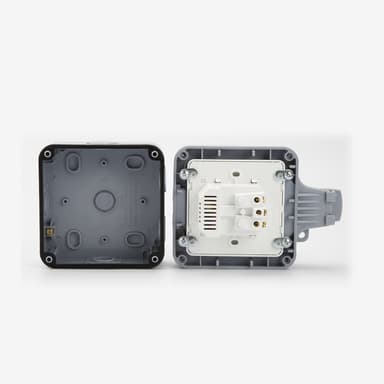 Vanntett vegguttak med deksel, med 2 USB-porter Grå