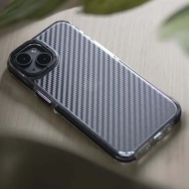 Svart etui til iPhone 16 Plus - karbonfiber