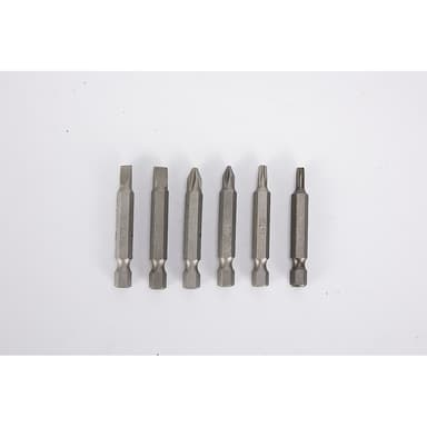 Verktøysett med batteridrill, bits, batterier og lader