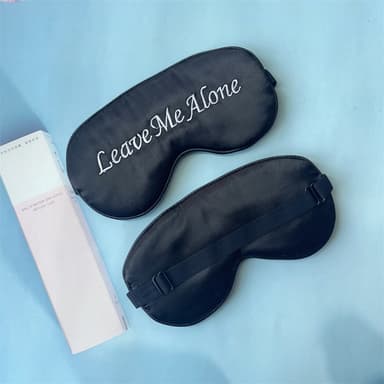 Silkelignende stoff Brodert Justerbar Blokkerende Lys Eye Mask Sleep Mask Sort