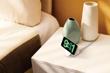 Belkin BoostCharge Qi2 magnetisk sammenleggbart ladestativ (hvit)