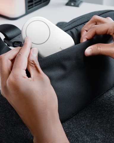Belkin BoostCharge Qi2 magnetisk sammenleggbart ladestativ (hvit)