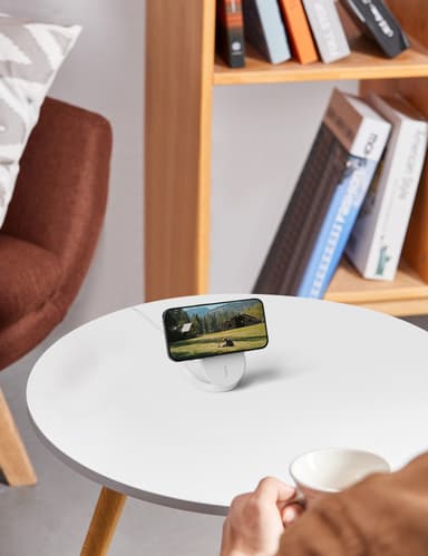 Belkin BoostCharge Qi2 magnetisk sammenleggbart ladestativ (hvit)
