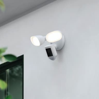 Ring Floodlight Cam Pro sikkerhetskamera (hvit)