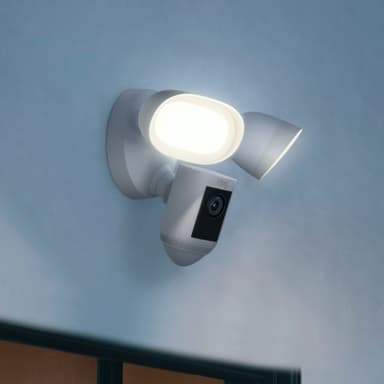 Ring Floodlight Cam Pro sikkerhetskamera (hvit)