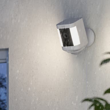 Ring Spotlight Cam Plus sikkerhetskamera (hvit/plug-in)