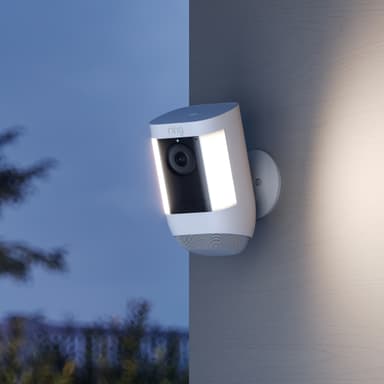 Ring Spotlight Cam Pro sikkerhetskamera (hvit/batteri)