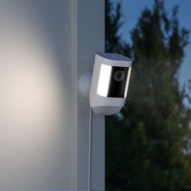 Ring Spotlight Cam Pro sikkerhetskamera (hvit/plug-in)