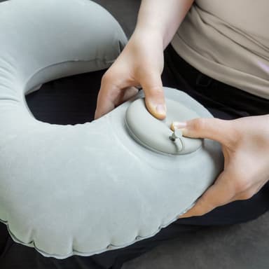 Pute for nakken med trykknapplukking (grå)