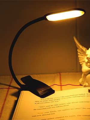 Leselampe med tre lysfarger og dimmer / Oppladbar leselampe