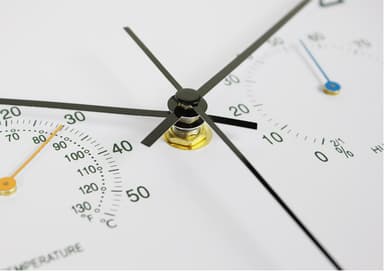 Stillegående veggklokke med termometer og hygrometer Sort