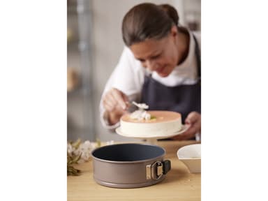 Blomsterbergs Cake tin Dia 26 cm Latte