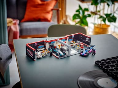 LEGO City F1-verksted med Mercedes-AMG og Alpine 60444