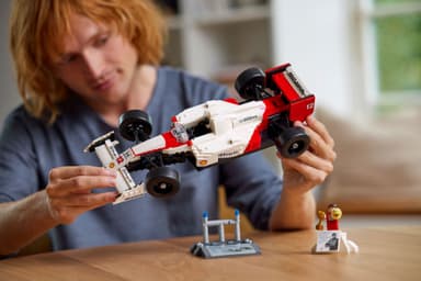 LEGO Icons McLaren MP4/4 og Ayrton Senna 10330