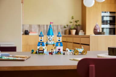 LEGO Disney Princess Askepotts slott og hestetrukne vogn 43275