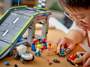LEGO City Grenseløs action: Racerbilbane med rampe 60460