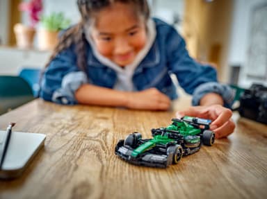 LEGO Speed Champions Aston Martin Aramco F1 AMR24-racerbil 77245