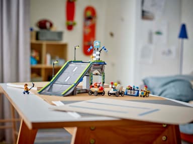 LEGO City Grenseløs action: Racerbilbane med rampe 60460