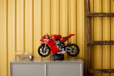 LEGO Technic Ducati Panigale V4 S motorsykkel 42202