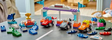 LEGO DUPLO Town F1 Team med racerbiler og sjåfører 10445