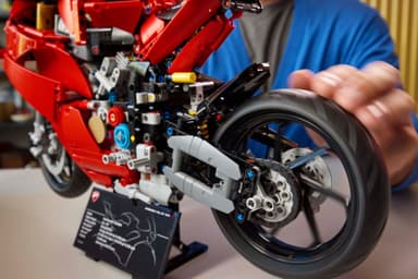 LEGO Technic Ducati Panigale V4 S motorsykkel 42202