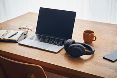 Sony trådløse around-ear hodetelefoner WH-1000XM4 (sort)