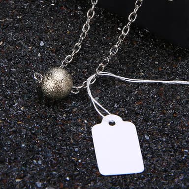 100-pakk papiretiketter / prislapper med snor Hvit 2.4 x 1.4 cm